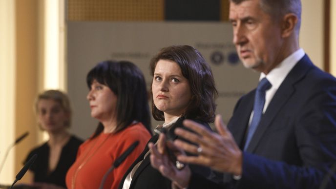 Ministryně financí Alena Schillerová, ministryně práce a sociálních věcí Jana Maláčová a premiér Andrej Babiš.