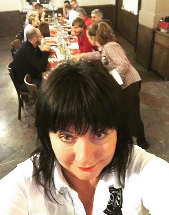 Na jedné ze svých prvních selfie zdravila ministryně financí Alena Schillerová své příznivce z teambuildingu vlády na zámku Štiřín. Od práce si jeli ministři odpočinout začátkem prosince 2018.