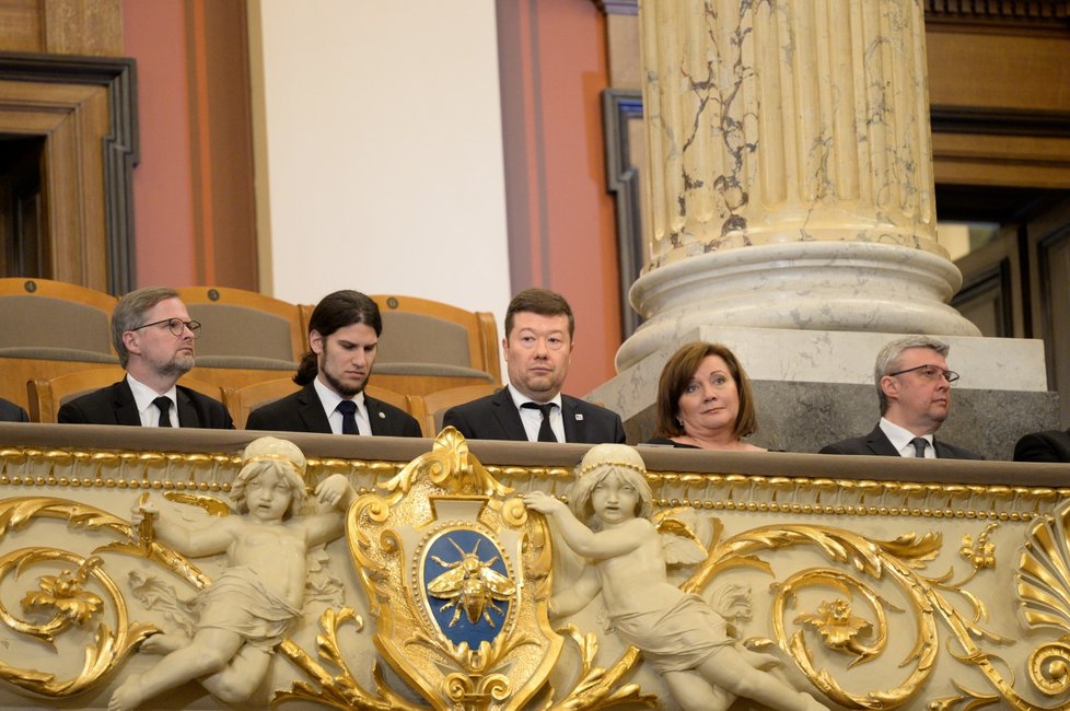 Zleva místopředsedové Poslanecké sněmovny Petr Fiala (ODS), Vojtěch Pikal (Piráti) a Tomio Okamura (SPD), ministryně financí Alena Schillerová a ministr průmyslu a obchodu a ministr dopravy Karel Havlíček (oba za ANO) v budově pražského Rudolfina, kde se konala pieta k uctění památky zesnulého šéfa Senátu Jaroslava Kubery (3. 2. 2020)