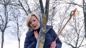 Velikonoce 2023: Politička Alena Schiilerová (ANO) s pomlázkou na Moravě (9.4.2023)