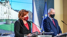 Ministryně financí Alena Schillerová (za ANO) a ministr zdravotnictví Roman Prymula (za ANO) na konferenci po jednání vlády. (16.10.2020)