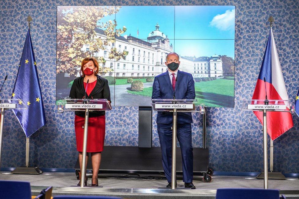 Ministryně financí Alena Schillerová (za ANO) a ministr zdravotnictví Roman Prymula (za ANO) na konferenci po jednání vlády (16. 10. 2020)