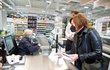 Ministryně financí Alena Schillerová (za ANO) vyrazila do supermarketu ověřovat ceny respirátorů (5.2.2021)