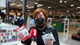 Ministryně financí Alena Schillerová (za ANO) vyrazila do supermarketu ověřovat ceny respirátorů (5. 2. 2021).