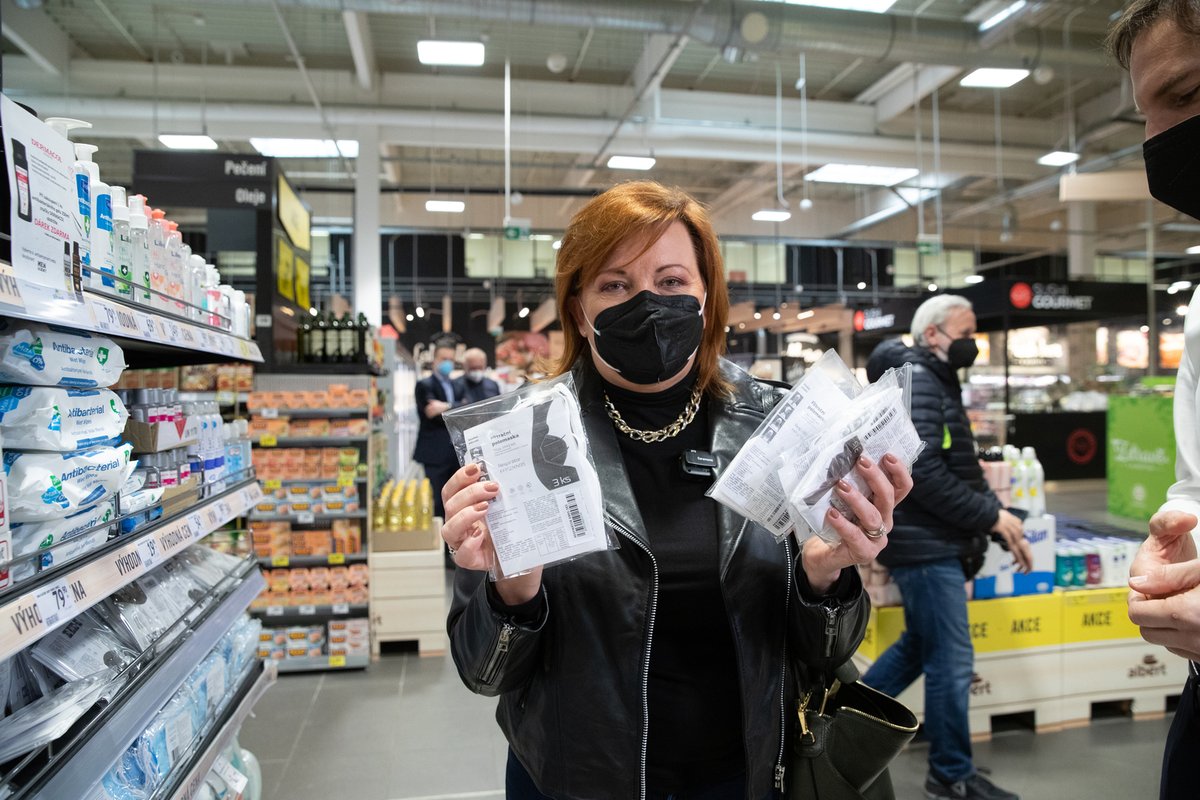 Ministryně financí Alena Schillerová (za ANO) vyrazila do supermarketu ověřovat ceny respirátorů (5.2.2021)