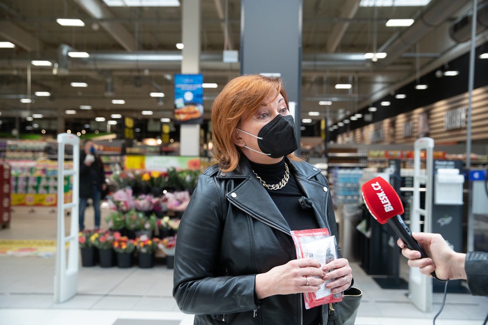 Ministryně financí Alena Schillerová (za ANO) vyrazila do supermarketu ověřovat ceny respirátorů (5. 2. 2021).