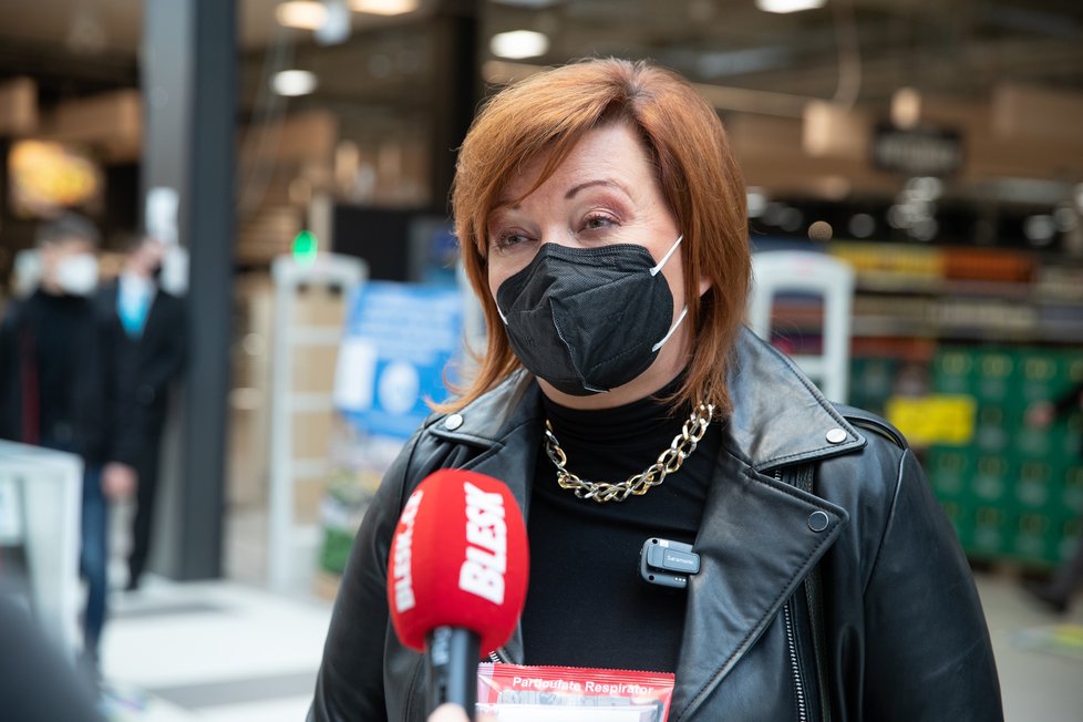 Ministryně financí Alena Schillerová (za ANO) vyrazila do supermarketu ověřovat ceny respirátorů (5. 2. 2021).