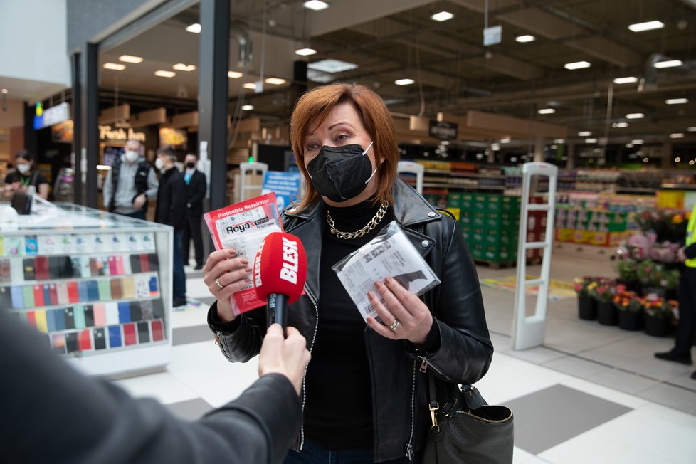 Ministryně financí Alena Schillerová (za ANO) vyrazila do supermarketu ověřovat ceny respirátorů (5. 2. 2021).