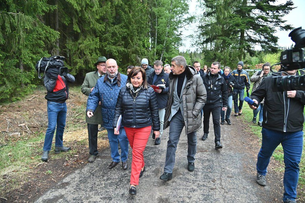 Vicepremiérka Alena Schillerová (za ANO) v čele tažení proti kůrovci. Na snímku je i premiér Andrej Babiš a ministr zemědělství Miroslav Toman