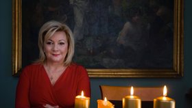 Předsedkyně poslaneckého klubu hnutí ANO Alena Schillerová s adventními svícemi. (Vánoce 2021)