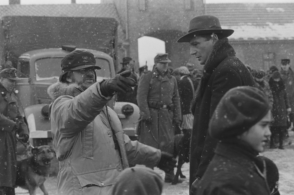 Před dvaceti pěti lety vznikl Schindlerův seznam, jeden z nejzásadnějších filmů všech dob. U příležitosti tohoto výročí se znovu vrací do kin, doplněný předmluvou režiséra Stevena Spielberga.