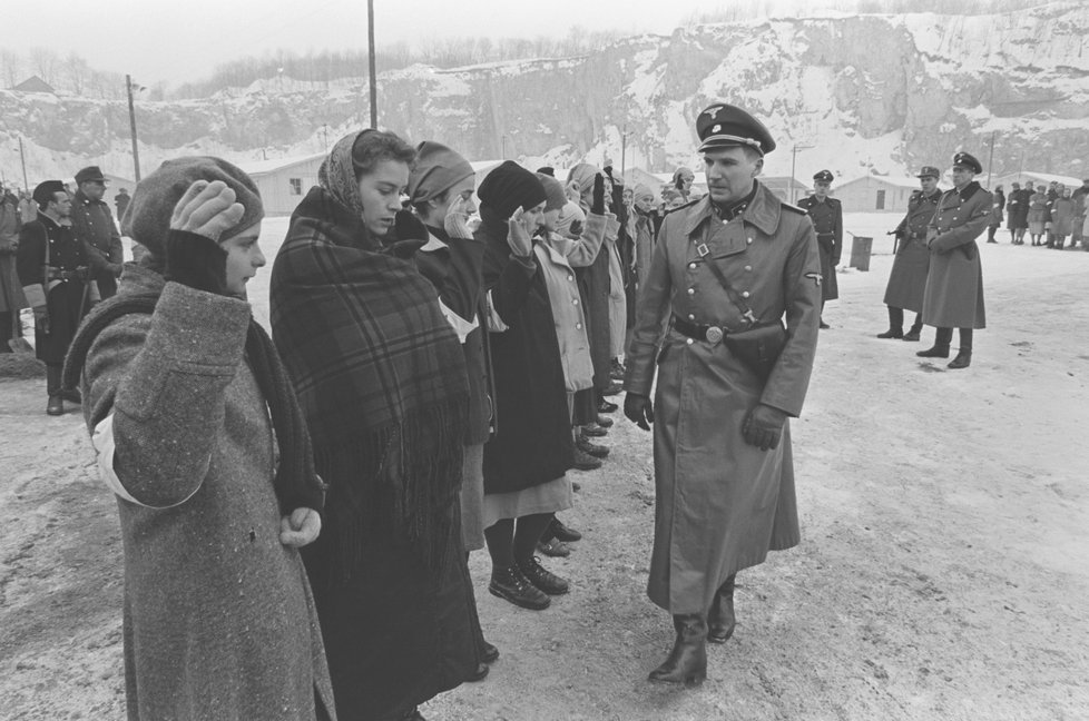 Před dvaceti pěti lety vznikl Schindlerův seznam, jeden z nejzásadnějších filmů všech dob. U příležitosti tohoto výročí se znovu vrací do kin, doplněný předmluvou režiséra Stevena Spielberga.