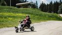 Místo jízdy lanovkou dolů můžete naskočit na horské tříkolky (Mountain Go-Karts). Místo jízdy lanovkou dolů můžete naskočit na horské tříkolky (Mountain Go-Karts).