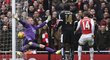Útočník Arsenalu Theo Walcott překonává brankáře Leicesteru Kaspera Schmeichela