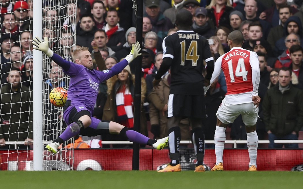 Útočník Arsenalu Theo Walcott překonává brankáře Leicesteru Kaspera Schmeichela