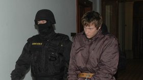 Janečka přivedla k soudu vězeňská eskorta vyzbrojená samopaly.