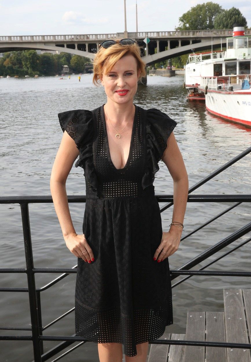Herečka Jitka Schneiderová vábila svým výstřihem.