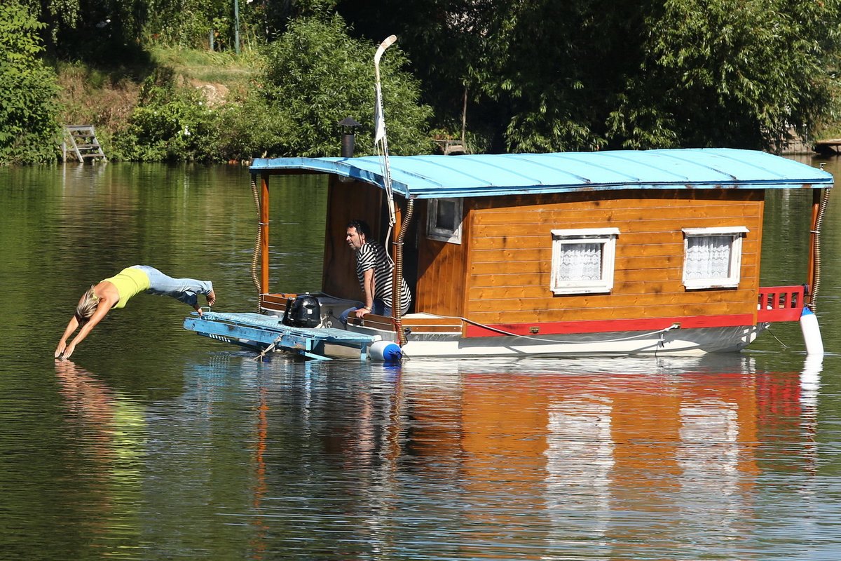 Celé léto byl hausbót na vodě.