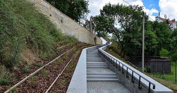 Cestu z Mikulášské ulice k Radbuze usnadní nové schodiště.