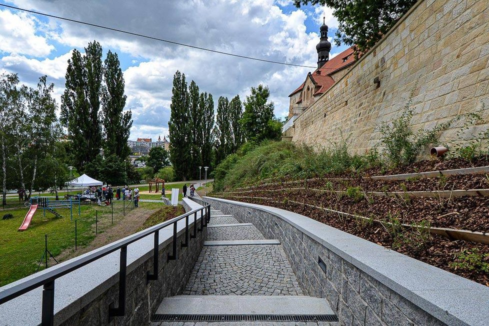 Cestu z Mikulášské ulice k Radbuze usnadní nové schodiště.