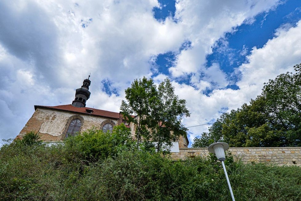 Cestu z Mikulášské ulice k Radbuze usnadní nové schodiště.