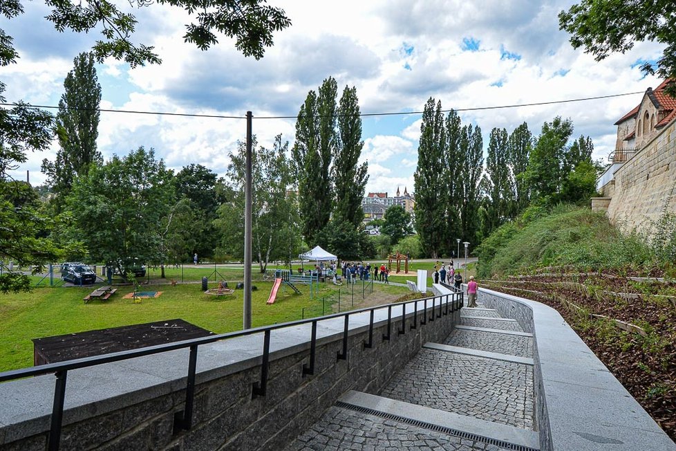 Cestu z Mikulášské ulice k Radbuze usnadní nové schodiště.