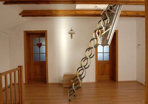 Výsuvné schodiště v interiéru nezavazí a působí na rozdíl od žebříku elegantně.