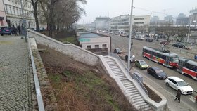 Nové brněnské schody, vedoucí od nádraží k Petrovu jsou sice konečně hotové, ale uzavřené.