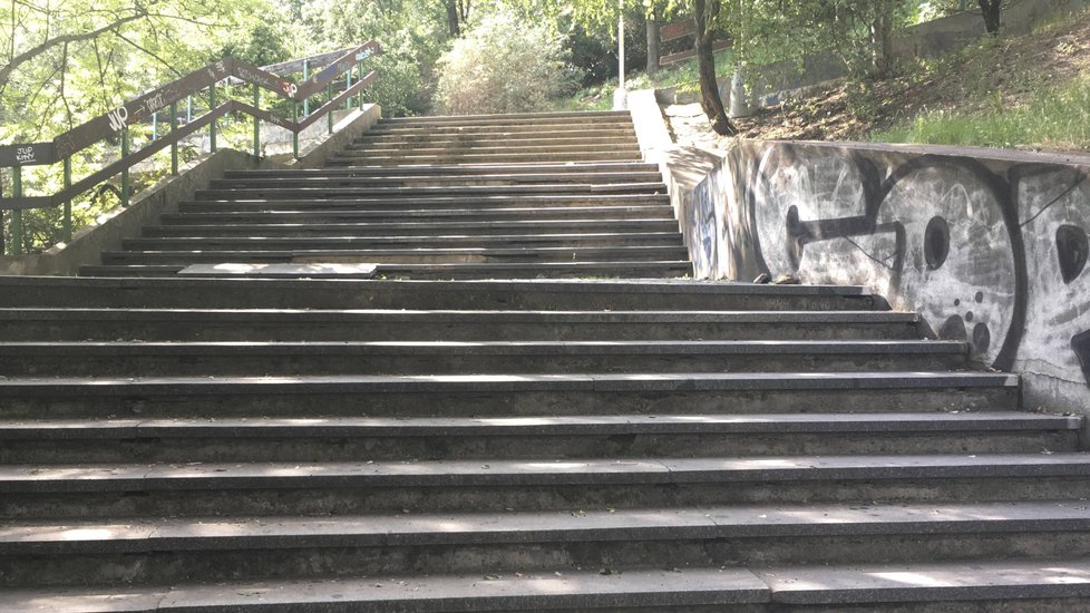 Schody v parku Folimanka jsou v otřesném stavu. Praha 2 chystá kompletní opravu.