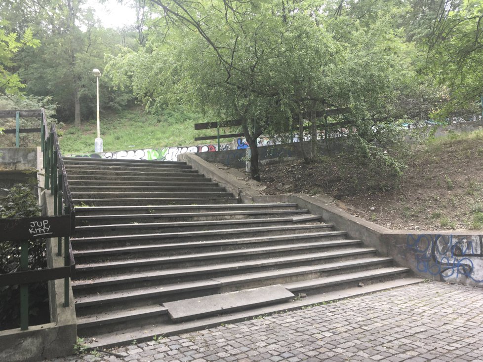 Schody v parku Folimanka jsou v otřesném stavu. Praha 2 chystá kompletní opravu.