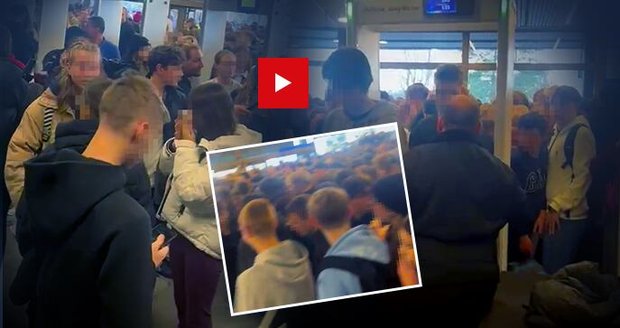 Na veletrhu Schola Pragensis v Praze, který představuje deváťákům střední školy, zavládla panika kvůli obří mačkanici před bezpečnostními rámy. Sanitka odvezla čtyři děti.