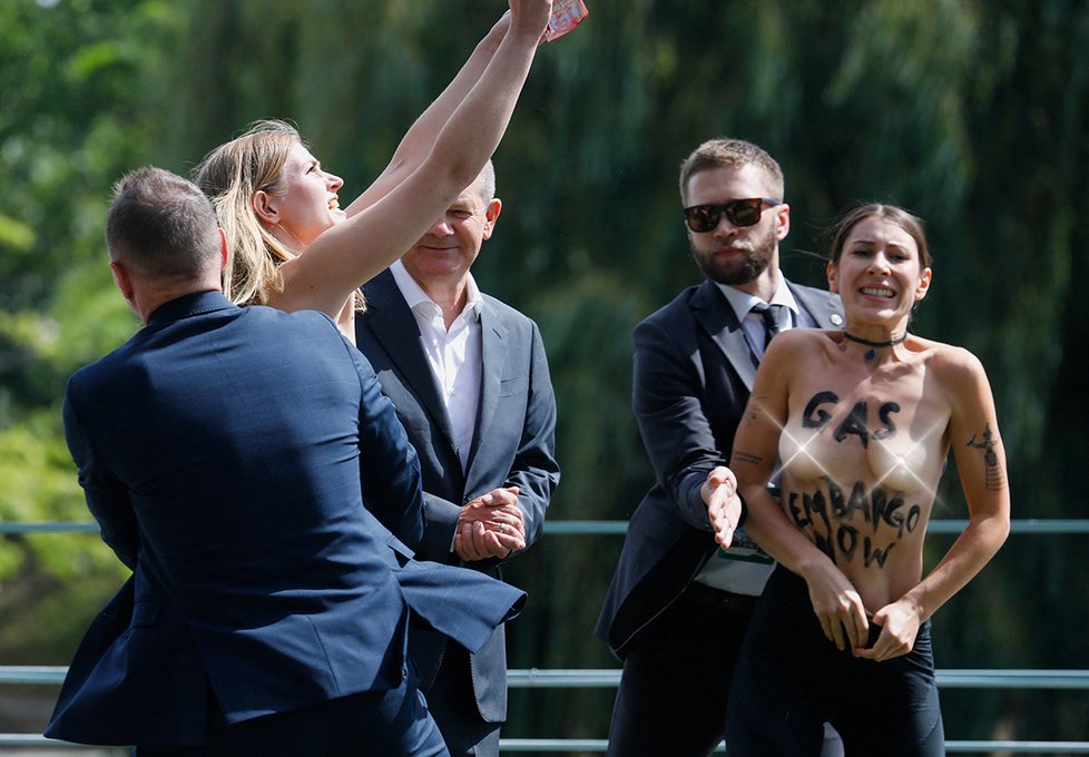 Na protest proti dovozu ruského plynu se ženy svlékly před kancléřem Scholzem (21. 8.)