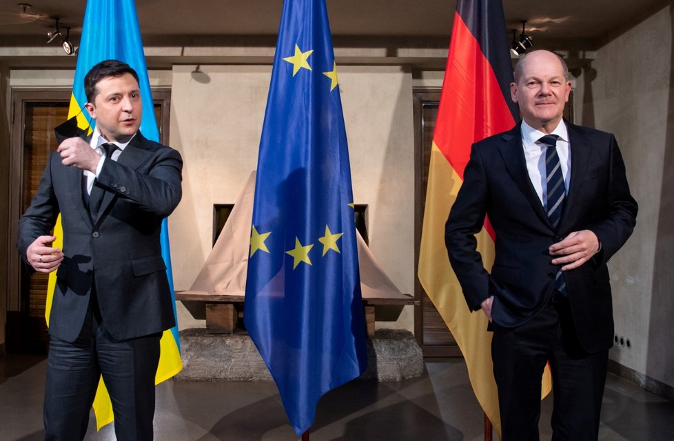 Ukrajinský prezident Volodymyr Zelenskyj a německý kancléř Olaf Scholz (19. 2. 2022)