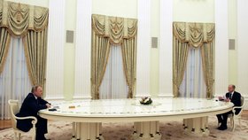 Jednání Putin-Scholz za známým šestimetrovým stolem.