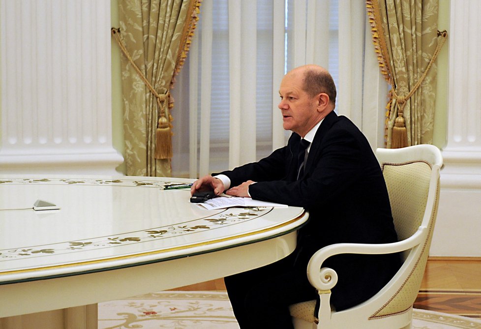 Jednání Putin-Scholz za známým šestimetrovým stolem
