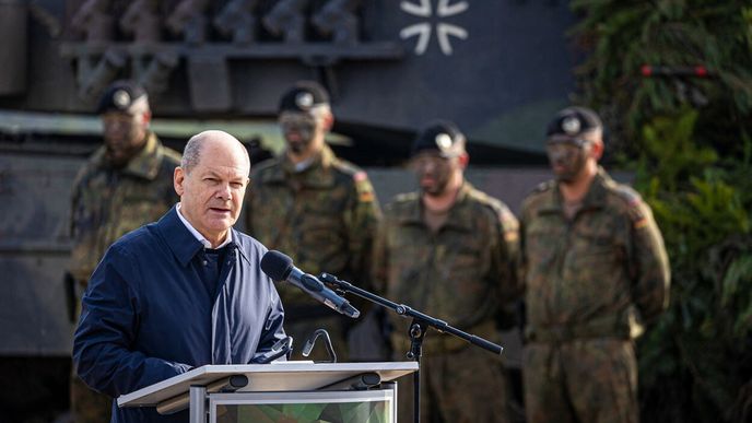 Německý kancléř Olaf Scholz čelí kritice za to, že modernizace bundeswehru drhne.