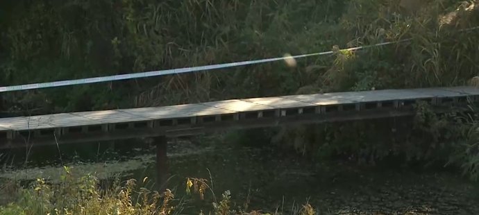 Podle zpráv JOJ TV spadl s kolem z dřevěného mostu.