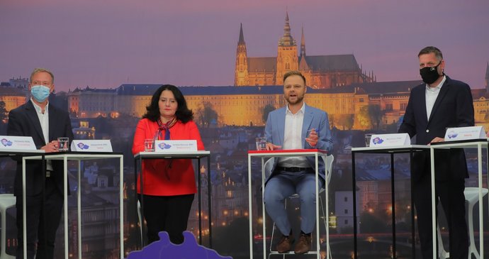 Debata Blesku o penzích a sociálních službách (29. 9. 2020): Zleva Vítězslav Schrek (ODS), Jaroslava Němcová (ANO), moderátor Jakub Veinlich a Rudolf Špoták (Piráti)
