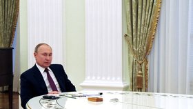 Jednání Putin-Scholz za známým šestimetrovým stolem.