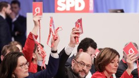 Schulz obklopený straníky z SPD