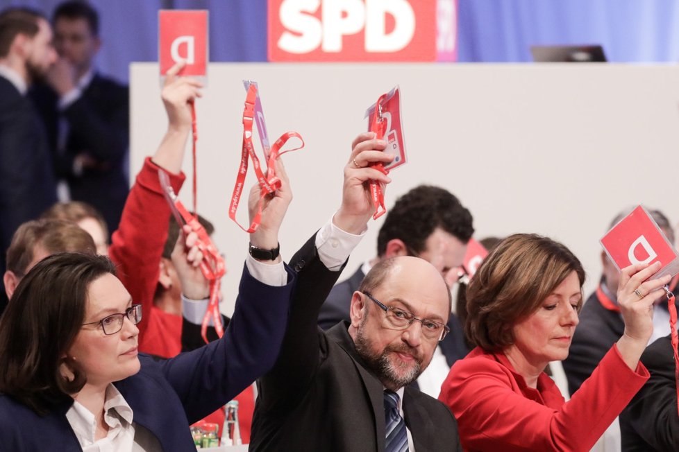 Schulz reagoval i na kritiky, podle nich by další účast SPD ve velké koalici mohla vést k posilování pravicových stran.