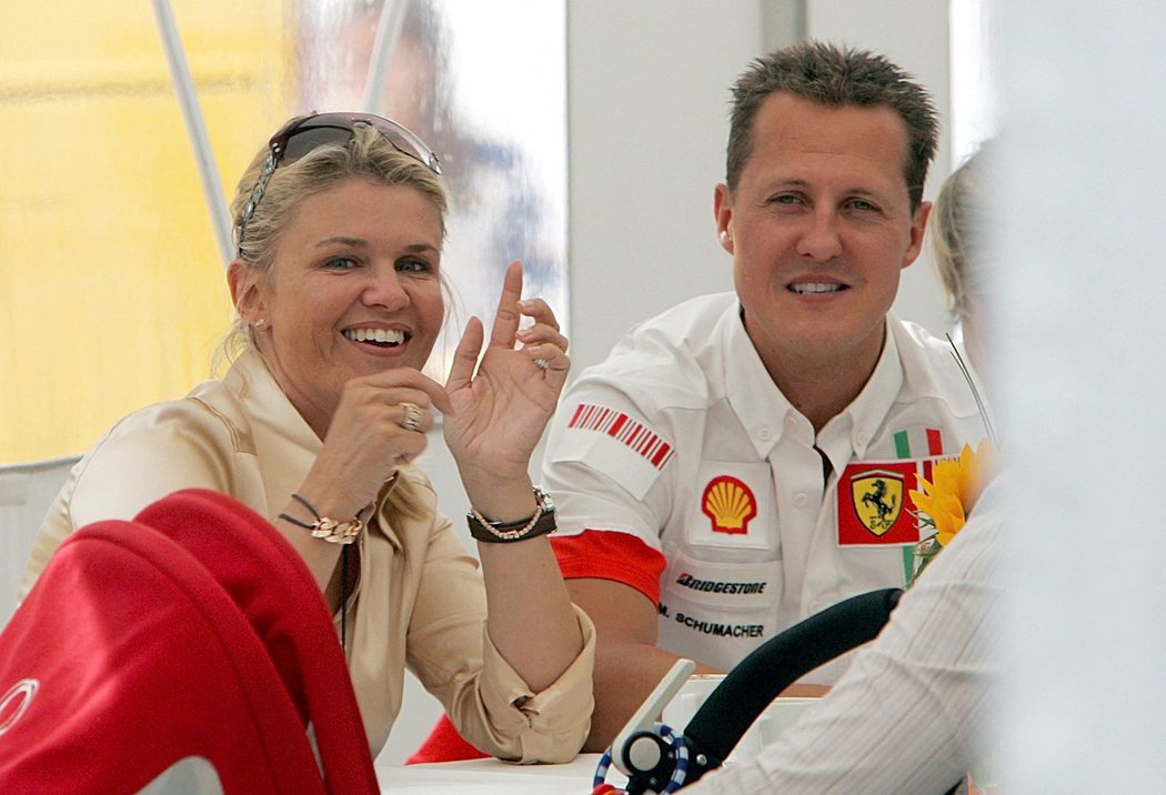 Legendární pilot F1 Michael Schumacher měl v milované ženě Corinně vždycky maximální oporu, což platí i po jeho fatálním zranění ze zimy 2013