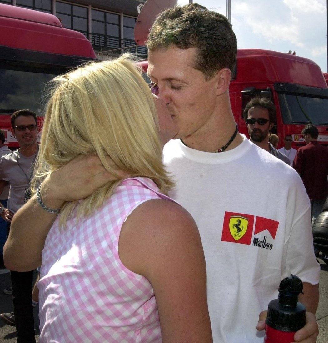 Legendární pilot F1 Michael Schumacher měl v milované ženě Corinně vždycky maximální oporu, což platí i po jeho fatálním zranění ze zimy 2013