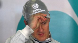 Faleš, nebo vánoční zázrak? Schumacher chodí, oznámil časopis