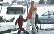 Fotografie Michaela Schumachera a jeho syna Micka z roku 2004. I tedy si užívali zimních radovánek spolu. Tehdy ještě ani jeden z nich netušil, že milované lyže bohužel motoristickou legendu málem připraví o život...