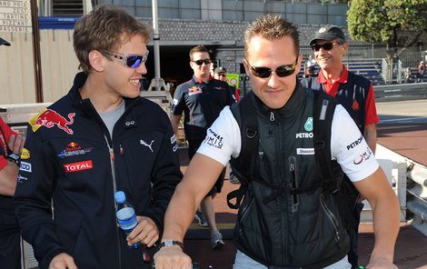 S tímhle mopedem Schumacher Vettela (vlevo) nezastaví.