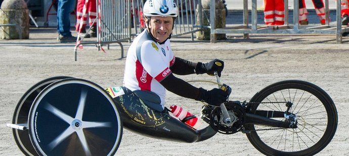 Alex Zanardi našel díky handbiku nový smysl života, teď kvůli němu bojuje o život v sienské nemocnici.