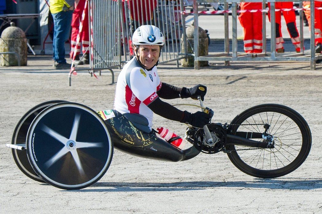 Alex Zanardi našel díky handbiku nový smysl života, teď kvůli němu bojuje o život v sienské nemocnici.