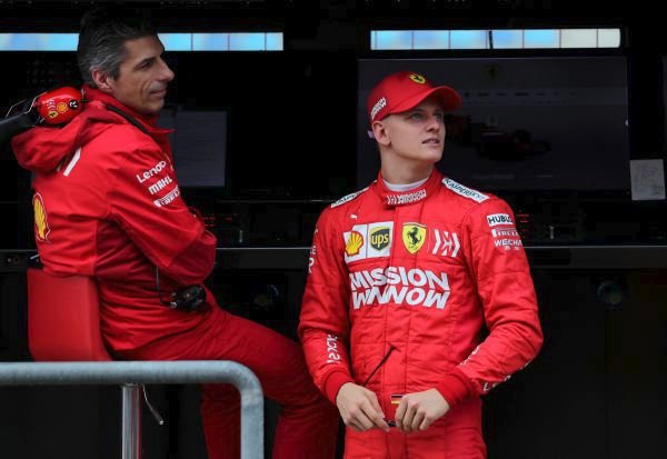 Schumacher junior už také obléká červenou kombinézu ferrari. Kdy v ní bude i závodit?