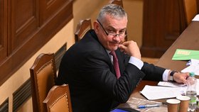 Schůze sněmovny: Hlasování o nedůvěře vlády, na snímku ministr průmyslu a obchodu Josef Síkela (1.9.2022)